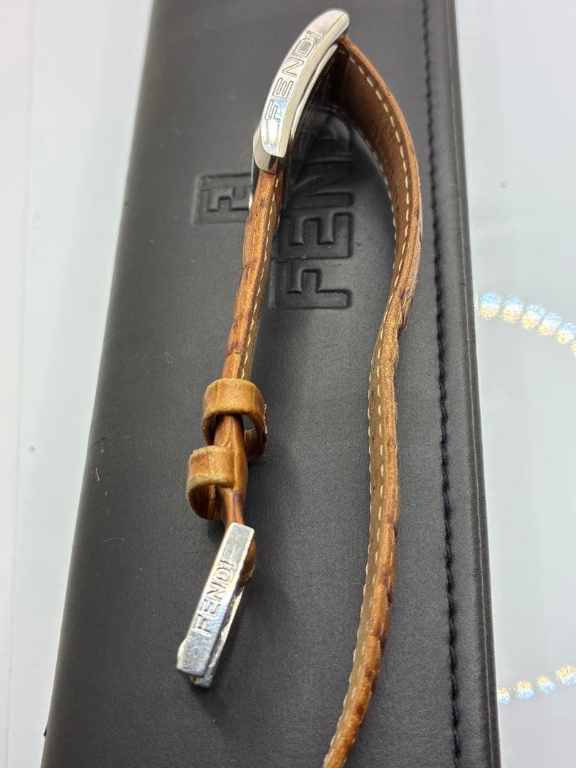 FENDI フェンディ 良品 レディース腕時計 7000L 箱付き 稼働