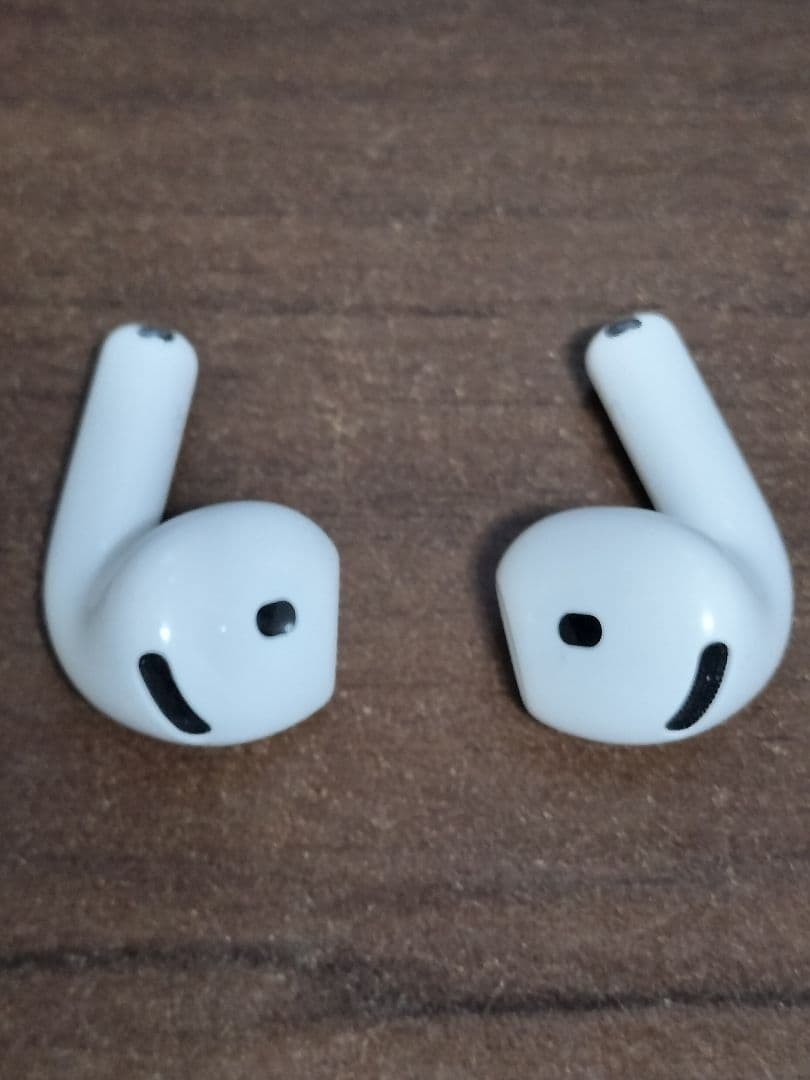 AirPods4（ANC）本体、イヤホン付 外装に汚れあり