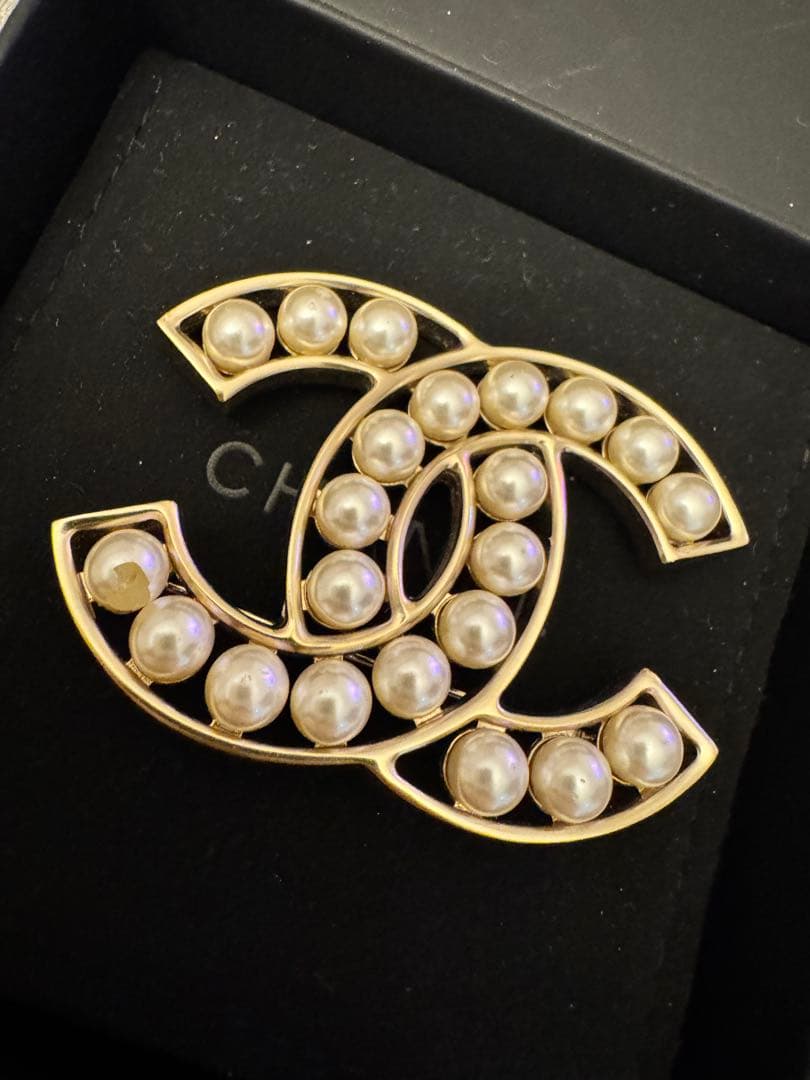 CHANEL パール付きロゴブローチ 箱付き