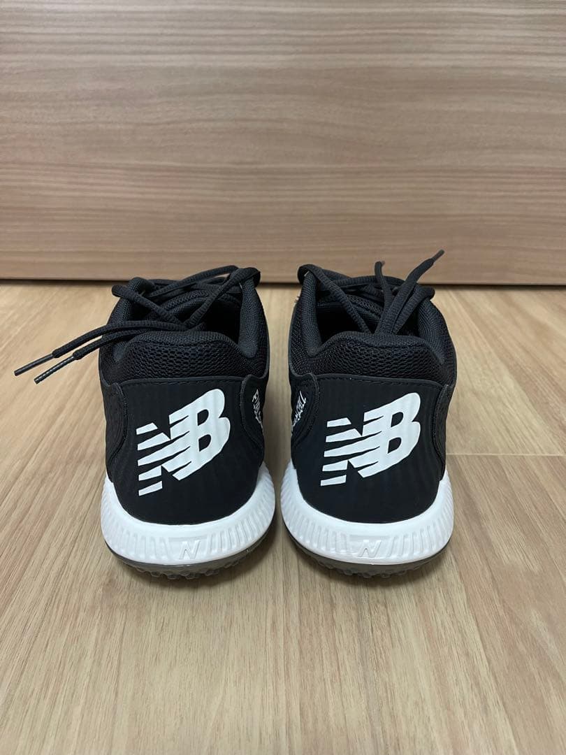 New Balance FuelCell 4040v7 Turf トレーナー