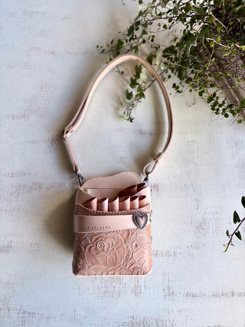 ヌメ革ナチュラル、ローズ型押しの大容量シザーケース