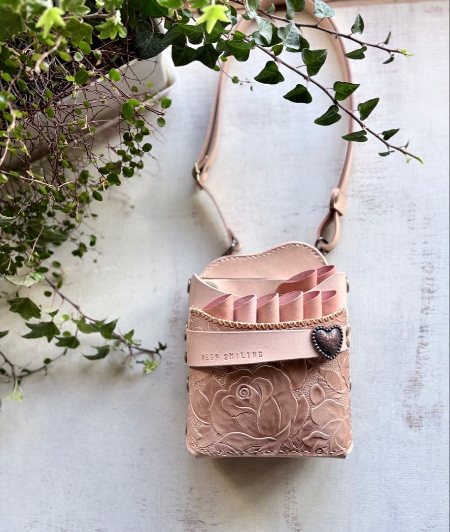 ヌメ革ナチュラル、ローズ型押しの大容量シザーケース