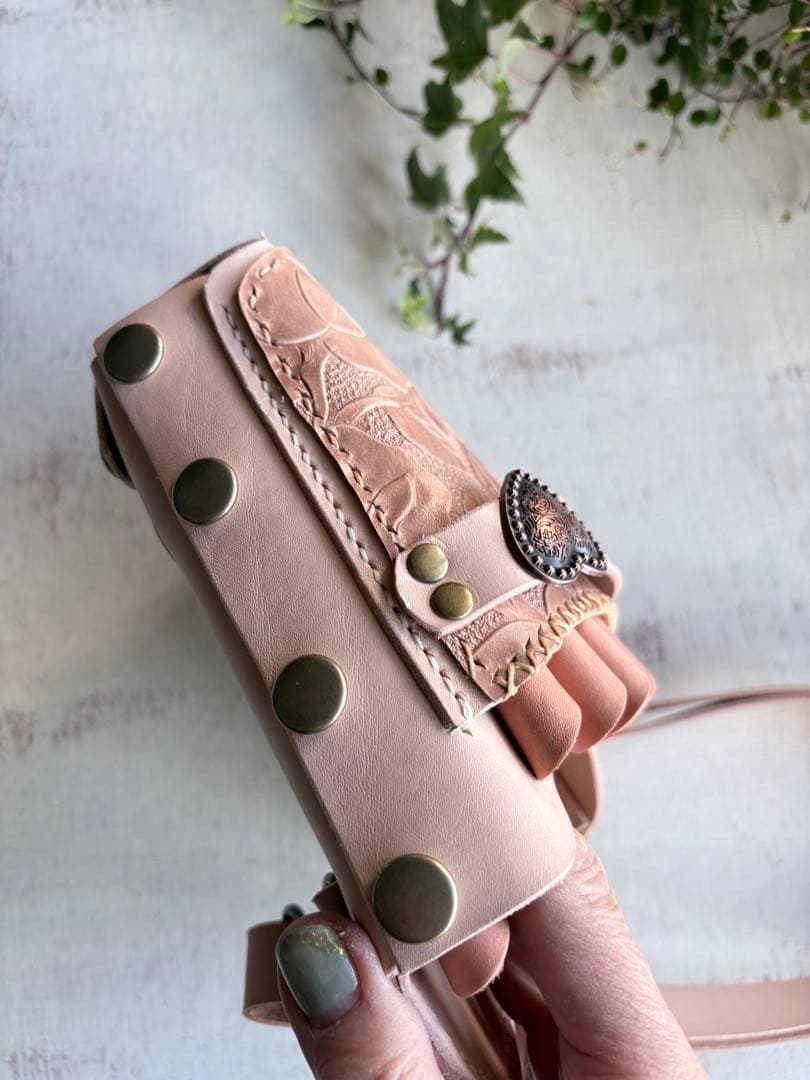 ヌメ革ナチュラル、ローズ型押しの大容量シザーケース