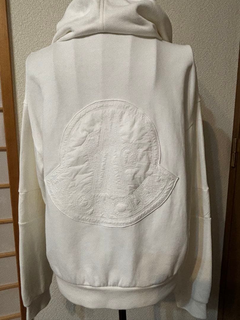 MONCLER フード付きオフホワイトスウェット　正面極小シミ有　sizeS〜M