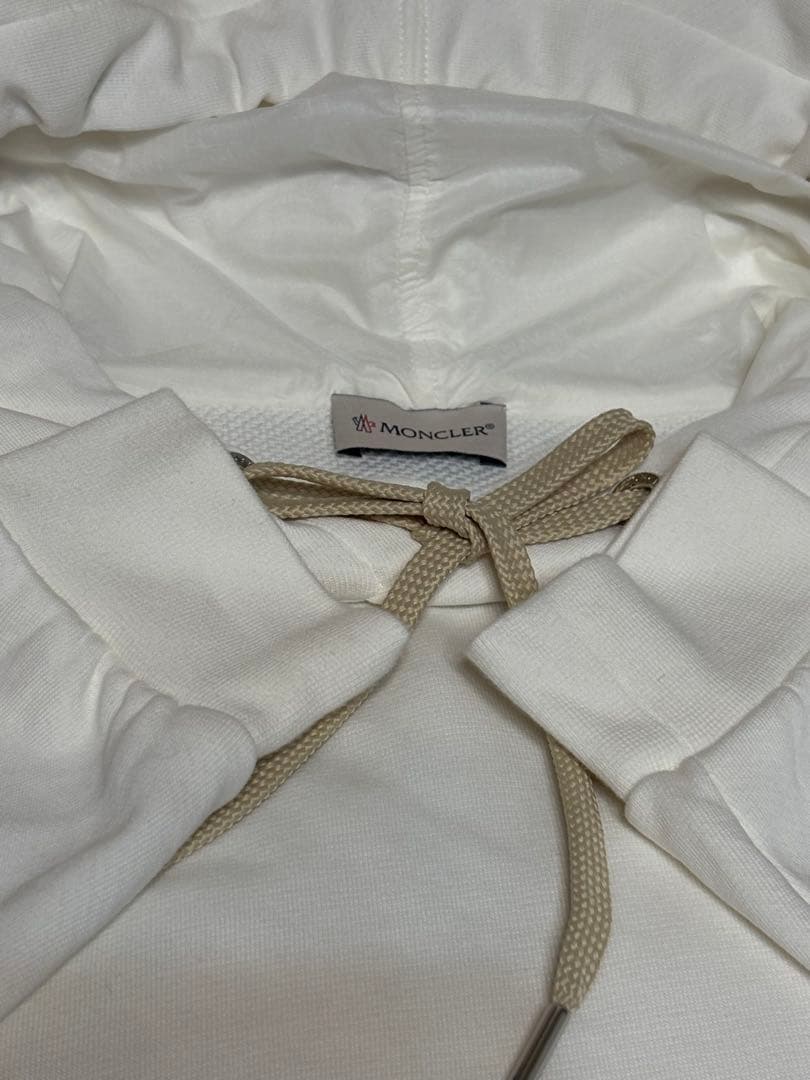 MONCLER フード付きオフホワイトスウェット　正面極小シミ有　sizeS〜M