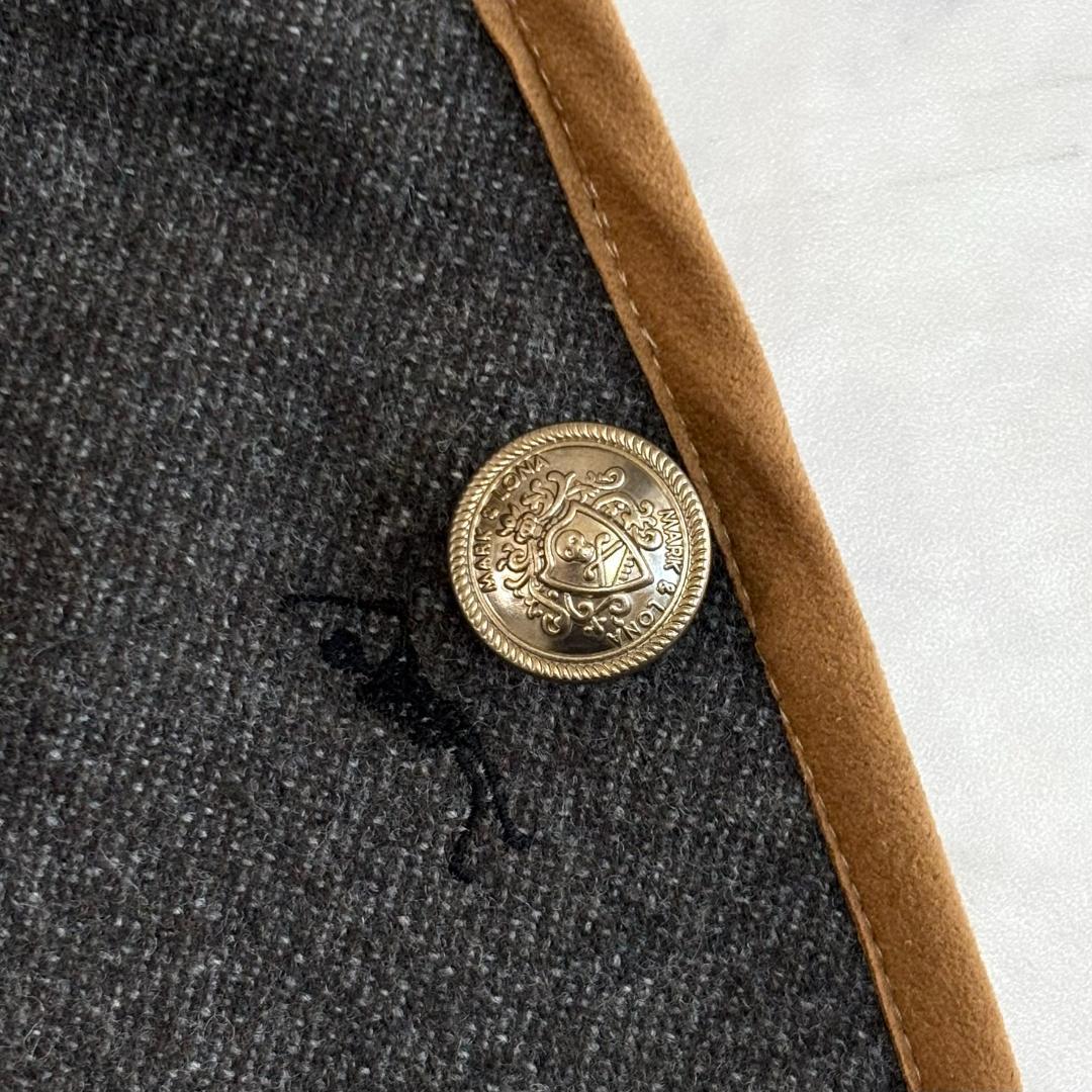 マークアンドロナ ジャケット 刺繡ロゴ パイピング 金ボタン グレー tw5
