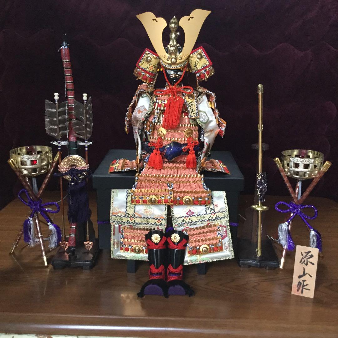 甲冑、御弓太刀飾、かがり火、　金屏風　　(源山作)