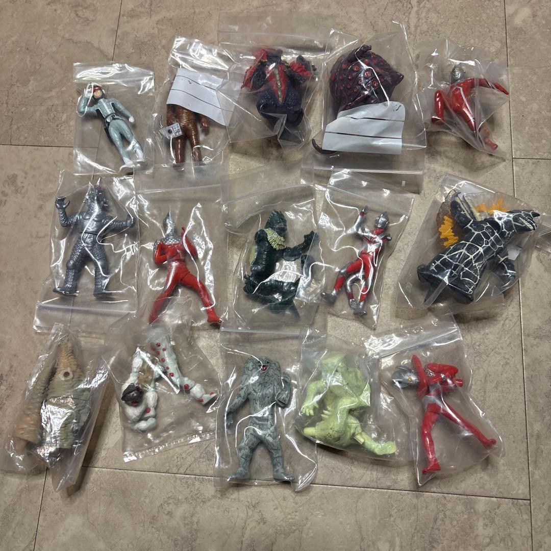 d*2様 ガシャポンウルトラマンシリーズ　全100体以上