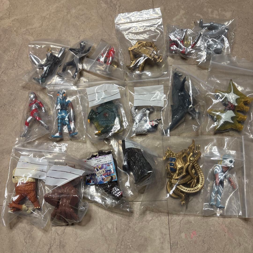 d*2様 ガシャポンウルトラマンシリーズ　全100体以上