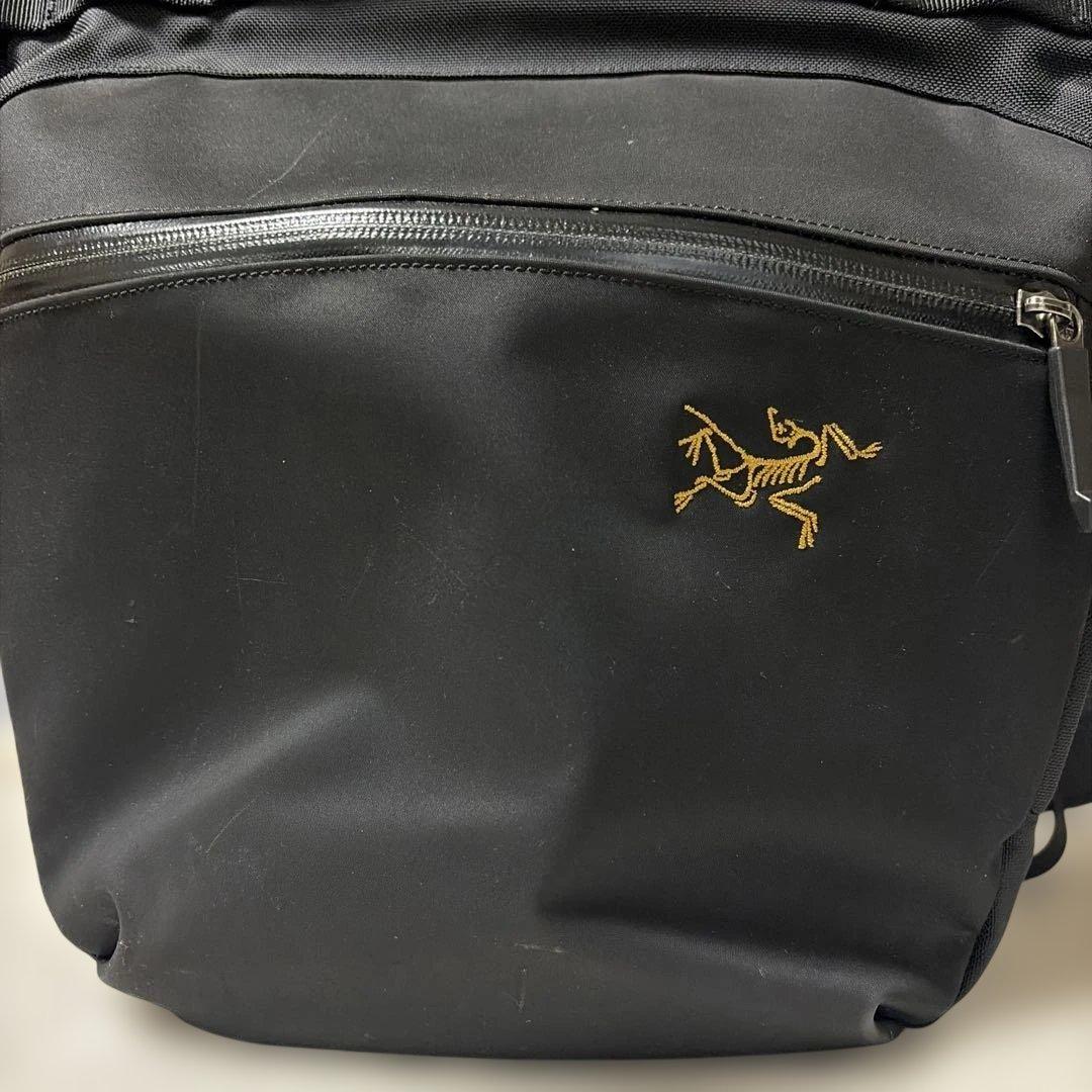 【アークテリクス】アロー8 ロゴ 刺繍 ショルダーバッグ 黒 止水ファスナー