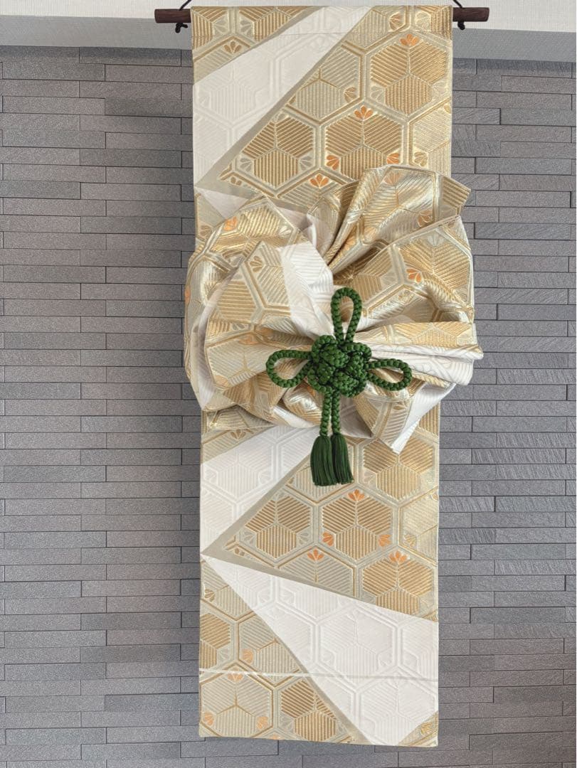 帯をリメイクした飾り結びのあるタペストリー