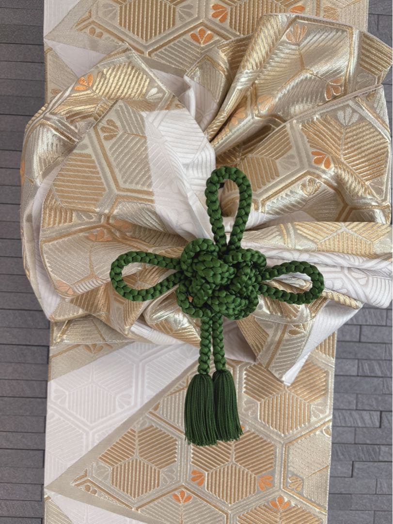 帯をリメイクした飾り結びのあるタペストリー