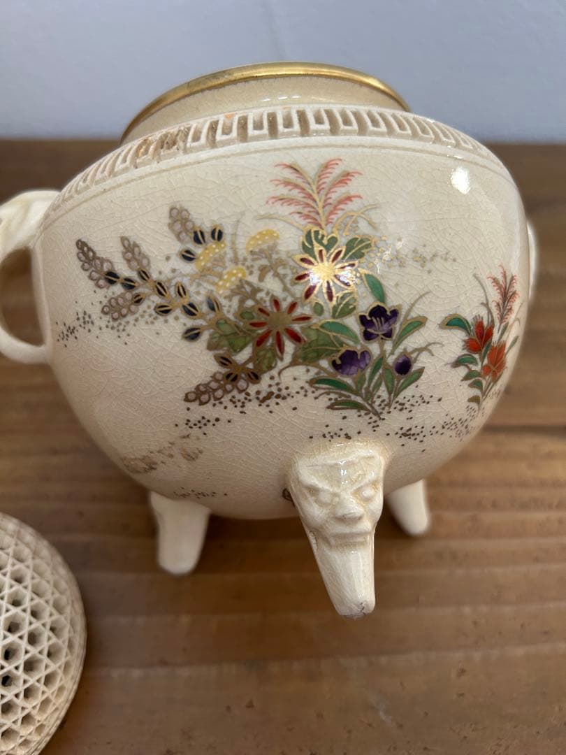 薩摩焼　香炉 花柄 ふた付き　白薩摩 三足 透かし蓋 箱