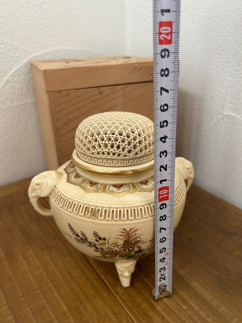 薩摩焼　香炉 花柄 ふた付き　白薩摩 三足 透かし蓋 箱