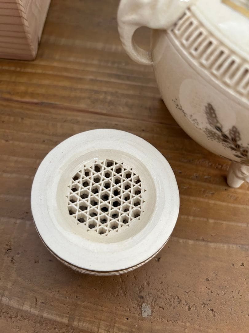 薩摩焼　香炉 花柄 ふた付き　白薩摩 三足 透かし蓋 箱