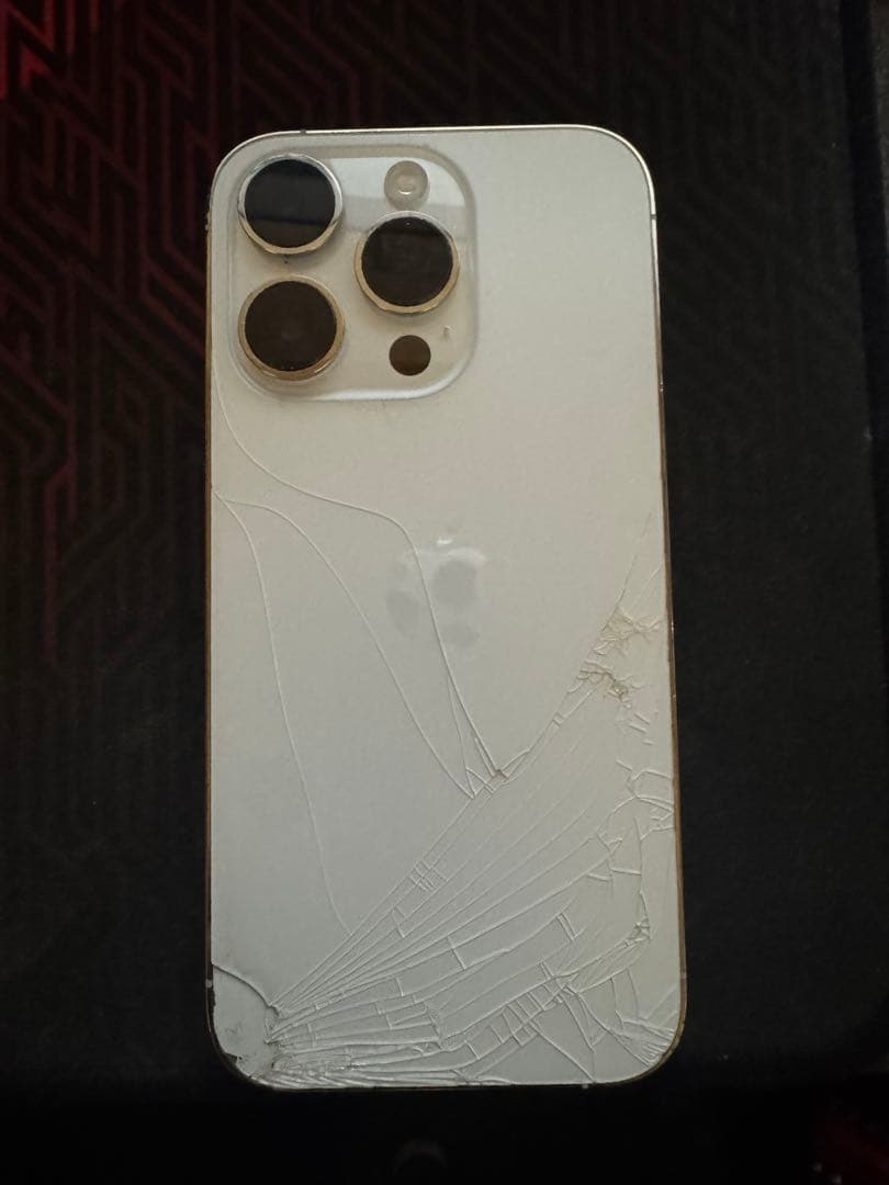 iPhone 14 Pro 背面ひび割れ