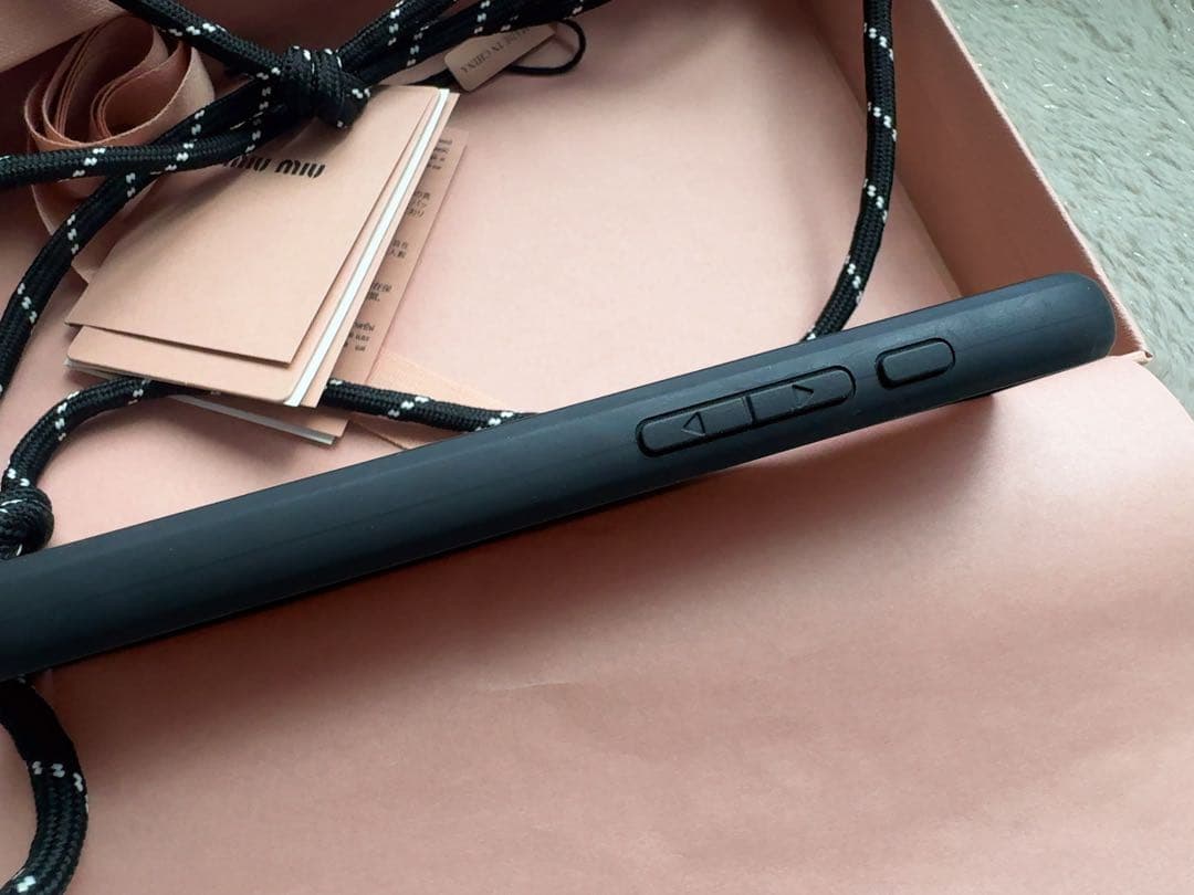 ミュウミュウ　iPhone 15 Pro ケース　iPhoneケース　ブラック