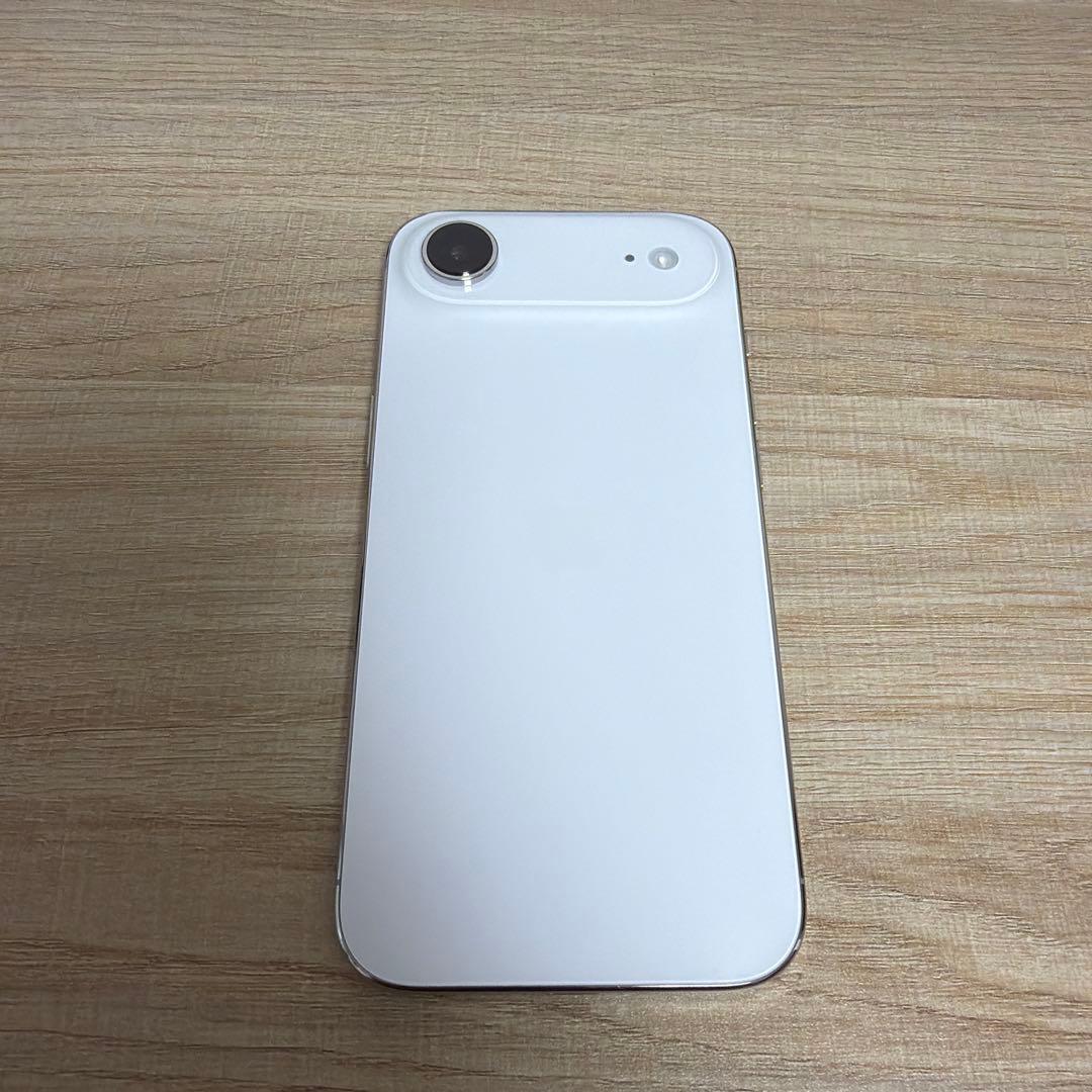 美品 iPhone Air ホワイト256GB 本体 au SIMフリー