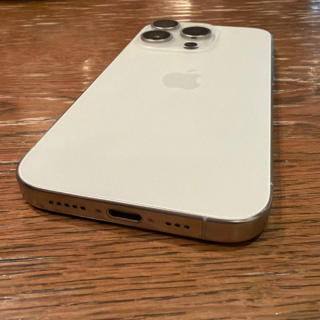 【美品】iPhone 15 Pro 256GB ホワイトチタニウム