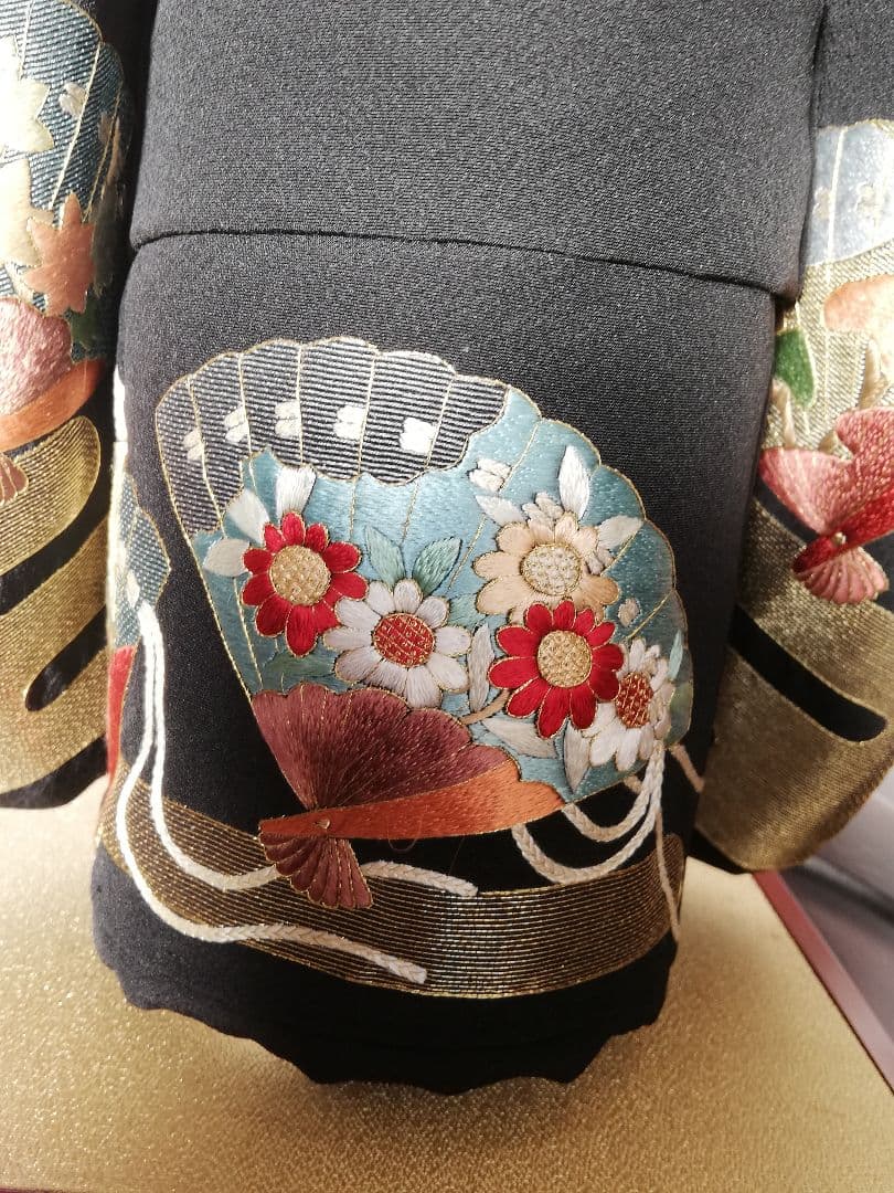 値下げ実施!「希少品」手刺繍　市松人形 　黒い衣装 扇子刺繍
