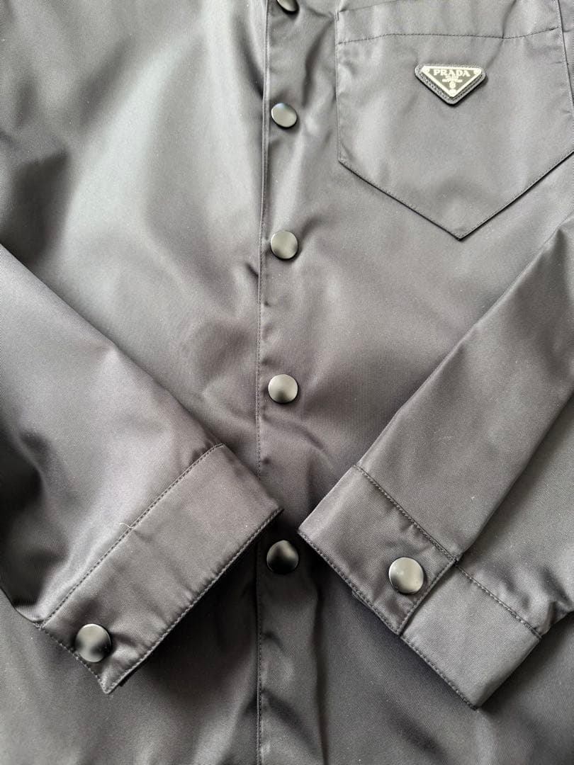 ※74 PRADA Re-Nylon シャツ ハンガー付き