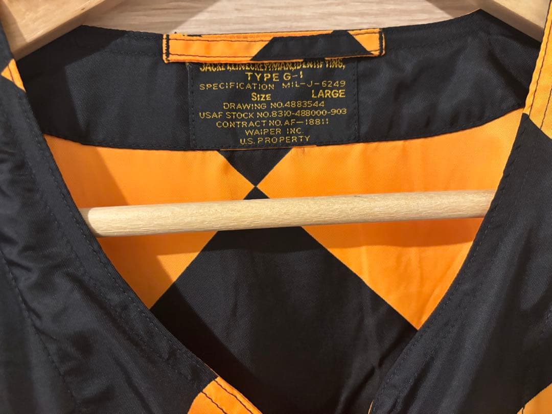 オレンジと黒のチェック柄ナイロンジャケット