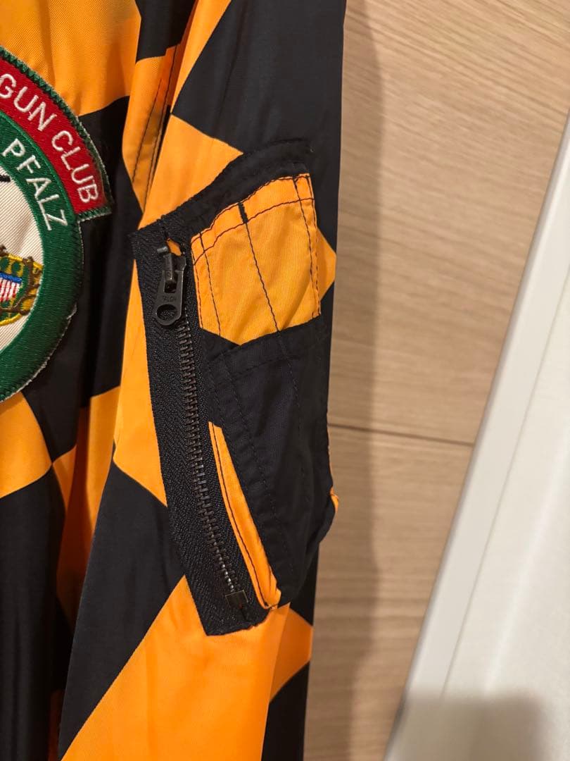 オレンジと黒のチェック柄ナイロンジャケット