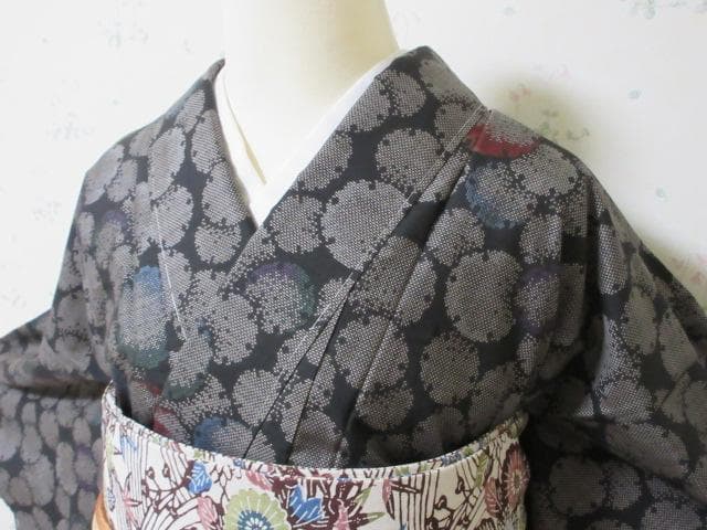 本場泥大島紬：美品：雪の輪模様：５色着物：袷正絹：しつけ糸：P42