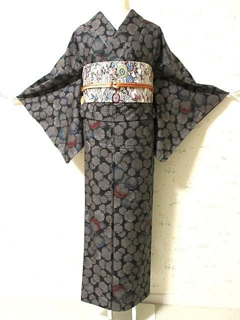 本場泥大島紬：美品：雪の輪模様：５色着物：袷正絹：しつけ糸：P42