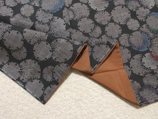 本場泥大島紬：美品：雪の輪模様：５色着物：袷正絹：しつけ糸：P42