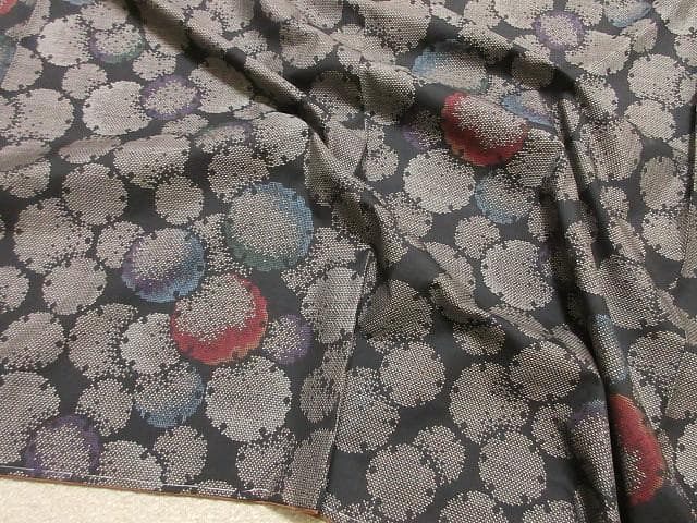 本場泥大島紬：美品：雪の輪模様：５色着物：袷正絹：しつけ糸：P42