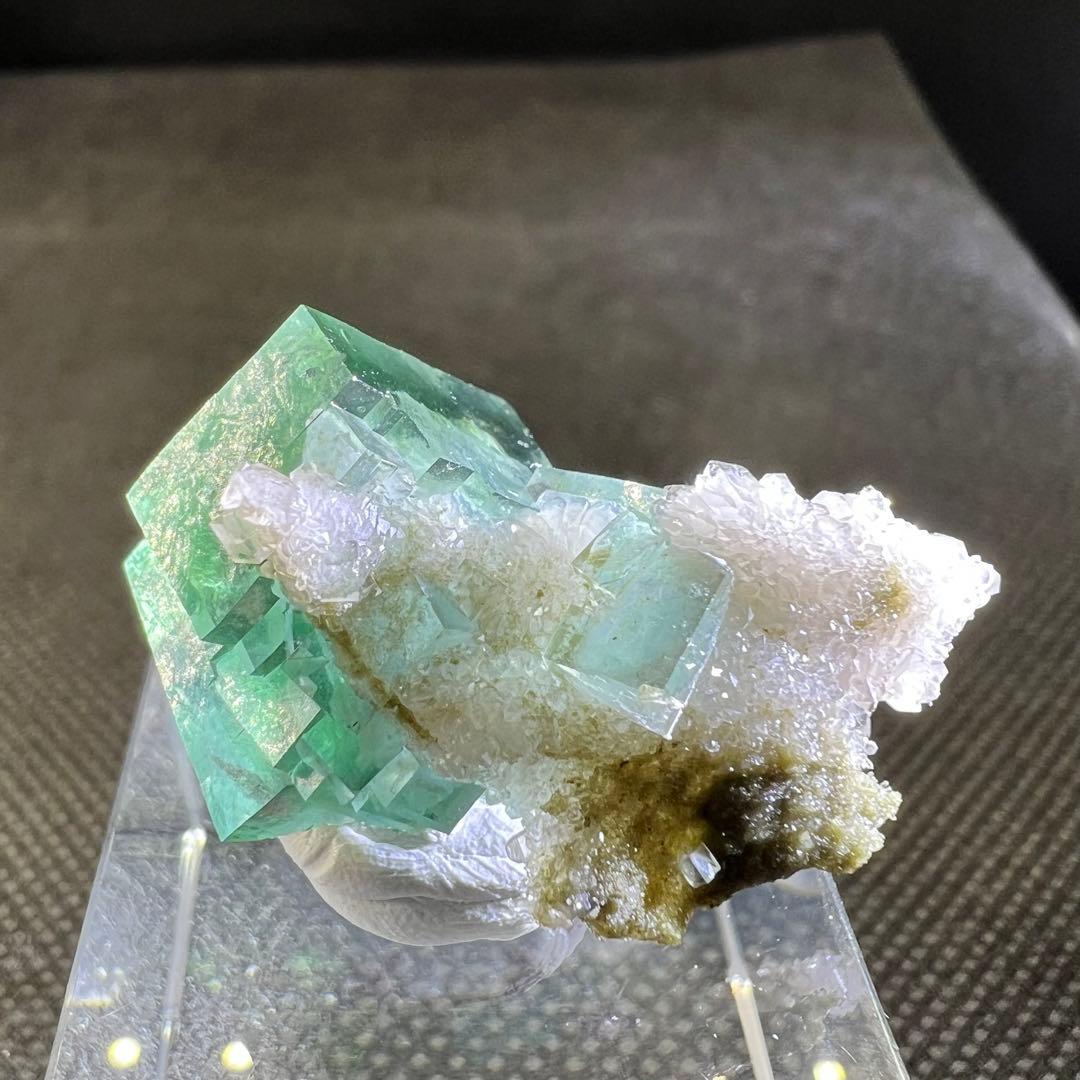 ヤオガンシャン産　クォーツ共生ブルー、グリーンゾーニング　二重結晶？フローライト