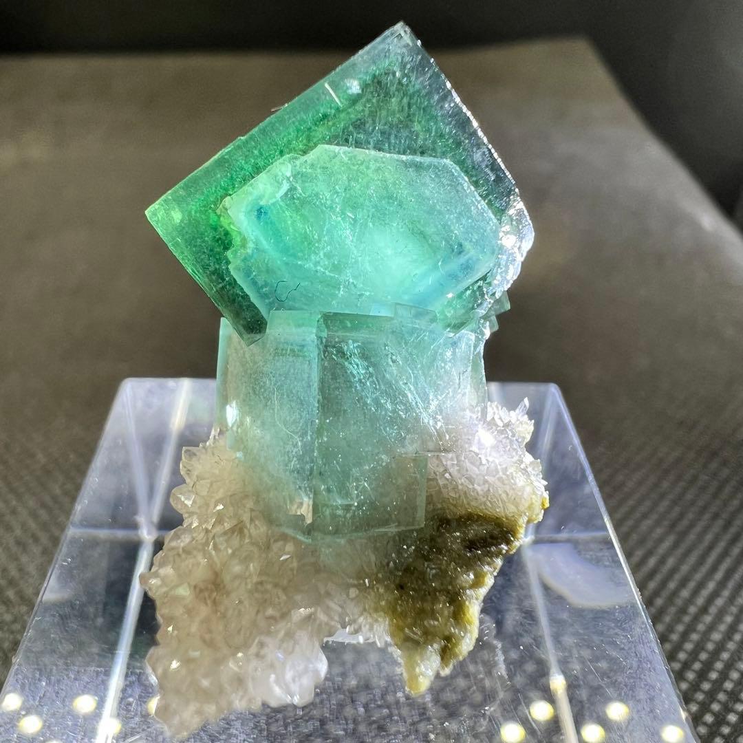 ヤオガンシャン産　クォーツ共生ブルー、グリーンゾーニング　二重結晶？フローライト