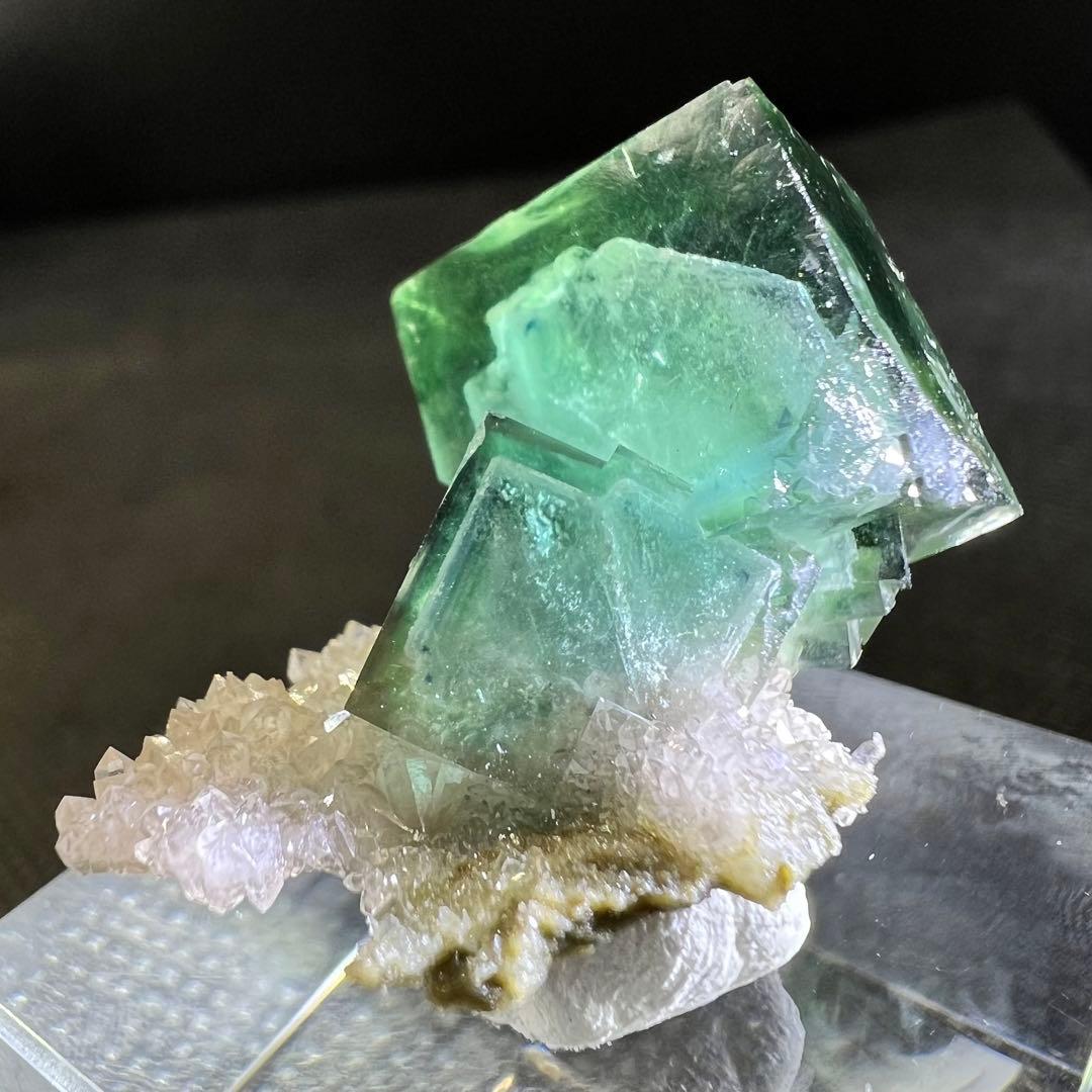 ヤオガンシャン産　クォーツ共生ブルー、グリーンゾーニング　二重結晶？フローライト