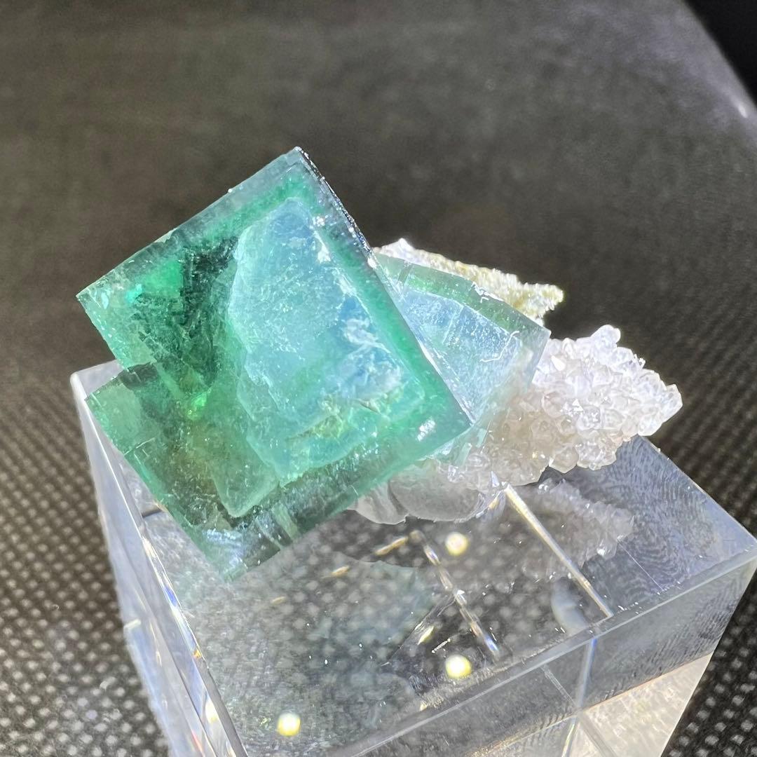 ヤオガンシャン産　クォーツ共生ブルー、グリーンゾーニング　二重結晶？フローライト