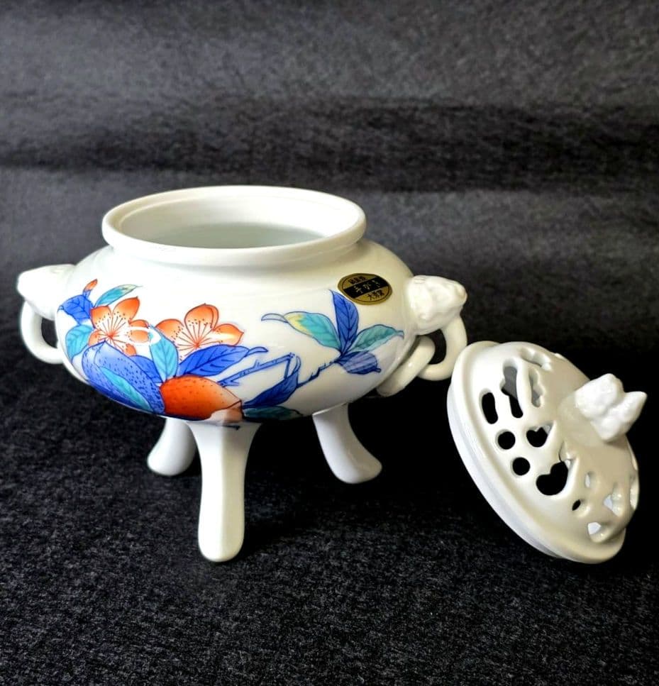 鍋島焼 大秀窯 香炉 色絵 草花文 透かし蓋 遊環双耳 三足 獅子掴み 有田焼