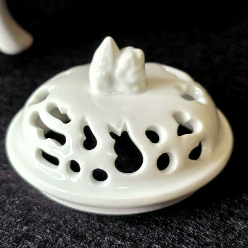 鍋島焼 大秀窯 香炉 色絵 草花文 透かし蓋 遊環双耳 三足 獅子掴み 有田焼