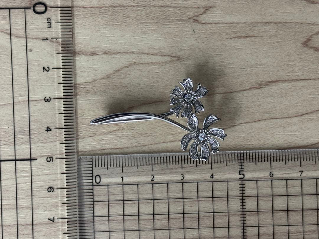 満月　K18WG お花モチーフダイヤモンドブローチ