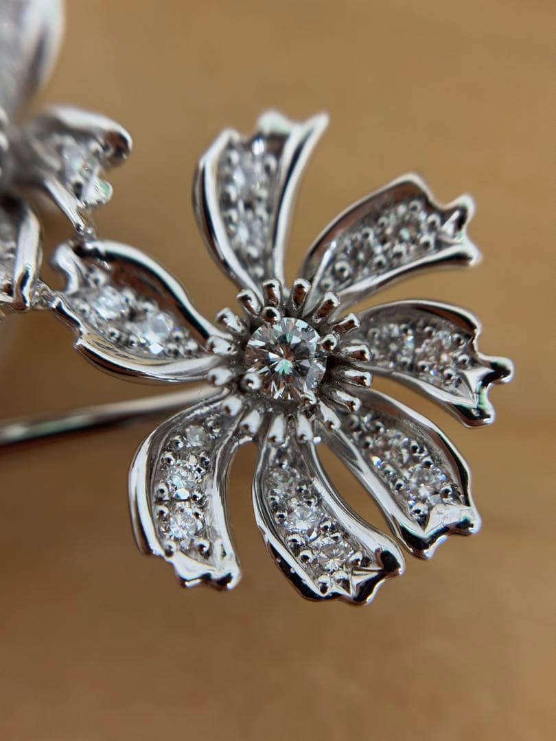 満月　K18WG お花モチーフダイヤモンドブローチ
