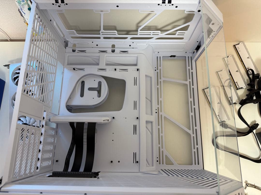 HYTE Y70 ホワイト PCケース