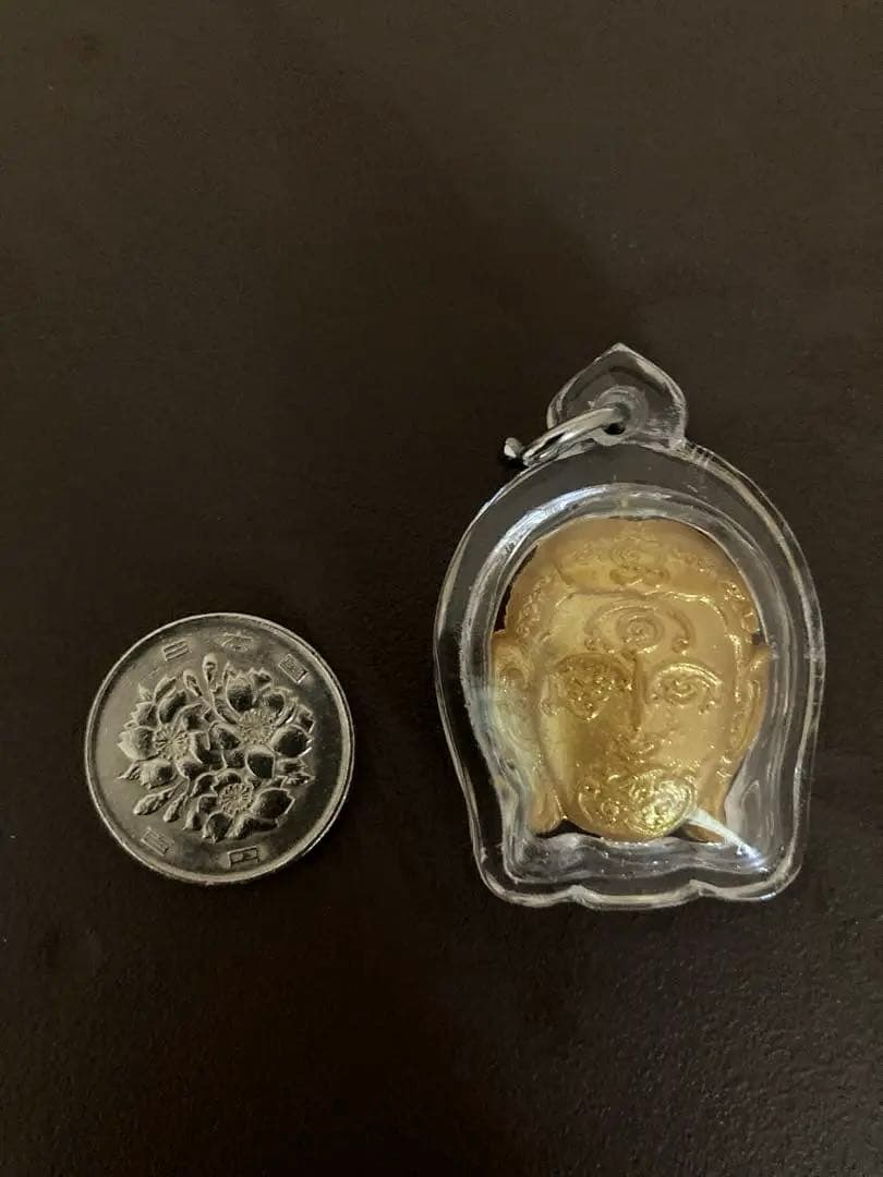 人々を魅了し愛を高める　クンペーンの黄金の顔　ルアンプーロン師