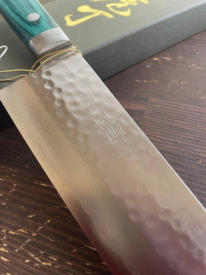 増谷刃物 訓平作 三徳包丁 VG10積層槌目 刻流 口金有 緑柄 アウトレット