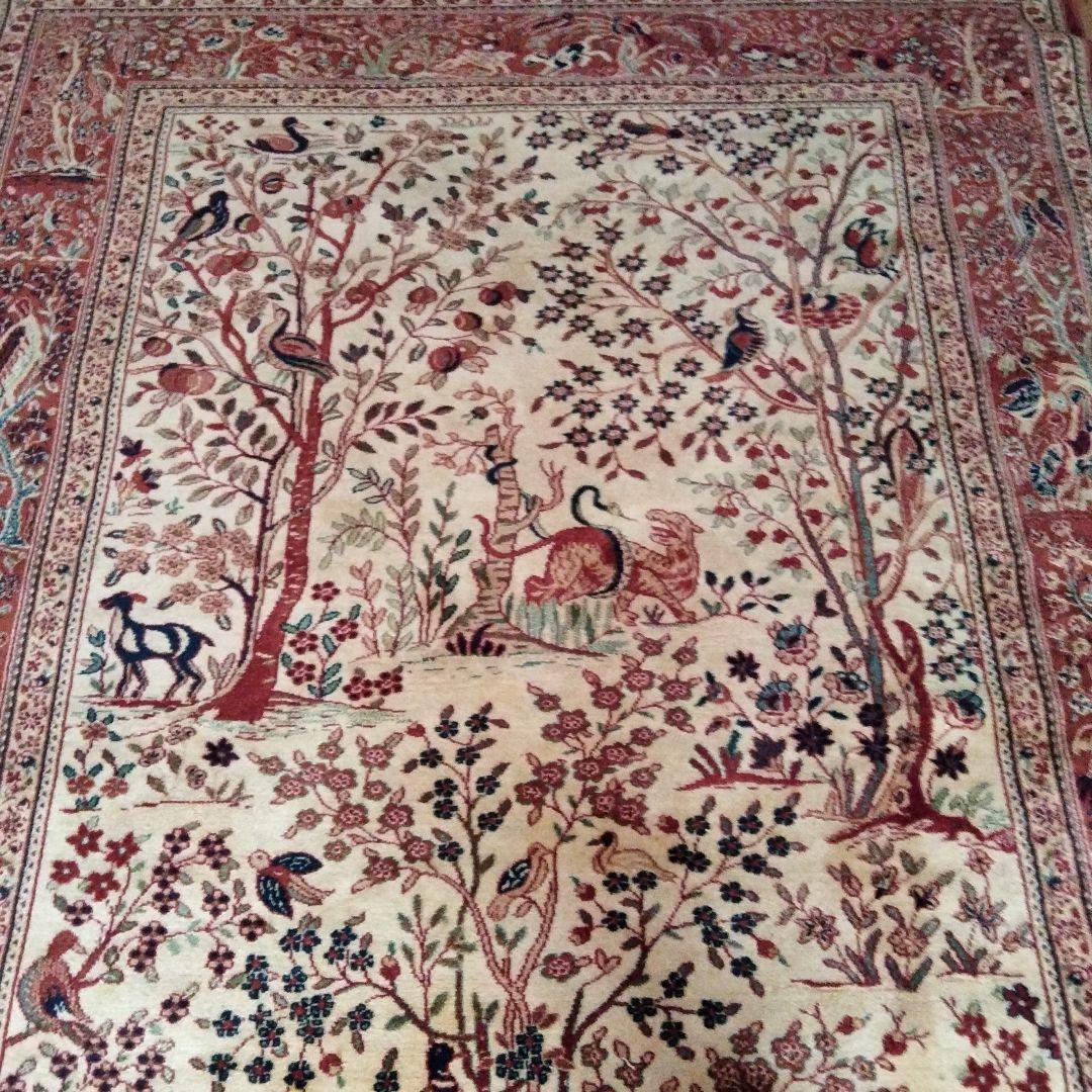 花と動物の模様のラグ3畳