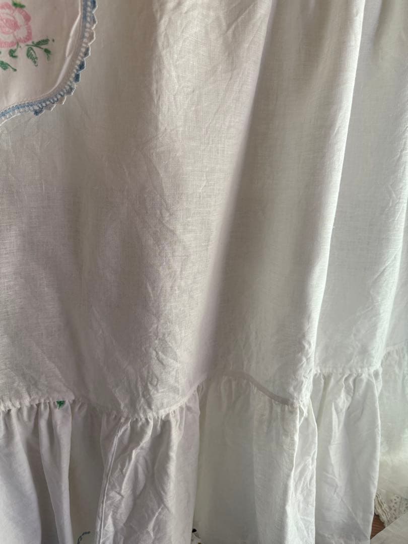 ナチュラルリネンとアンティーク刺繍のふりふりカーテン