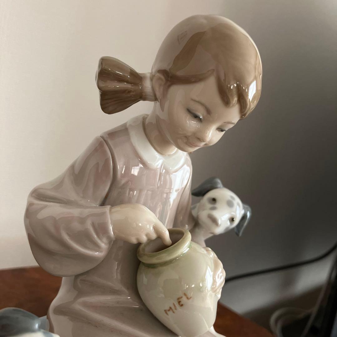 リヤドロ ハニーリッカーズ 子犬付き座っている女の子 絶版