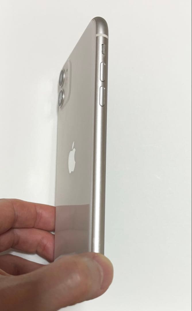 iPhone11 ホワイト　SIMロック解除済み、箱付、付属品あり