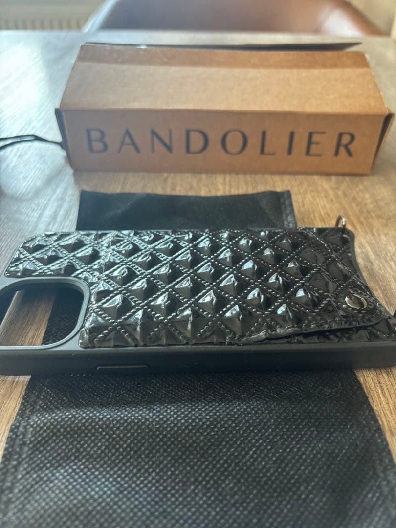 BANDOLIER iPhone 15ケース ブラック　バンドリヤー