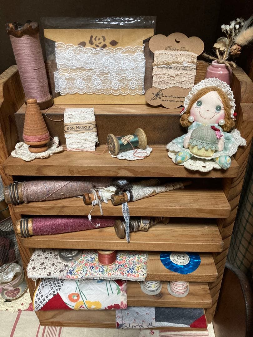 カントリー雑貨　アンファン雑貨　木製飾り棚　裁縫棚