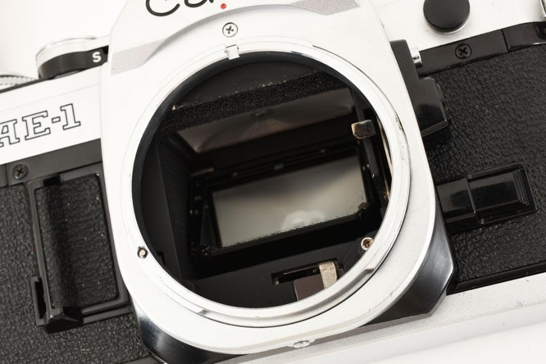 超美品 キャノン AE-1 シルバー フィルムカメラ モルト新品交換済 C713