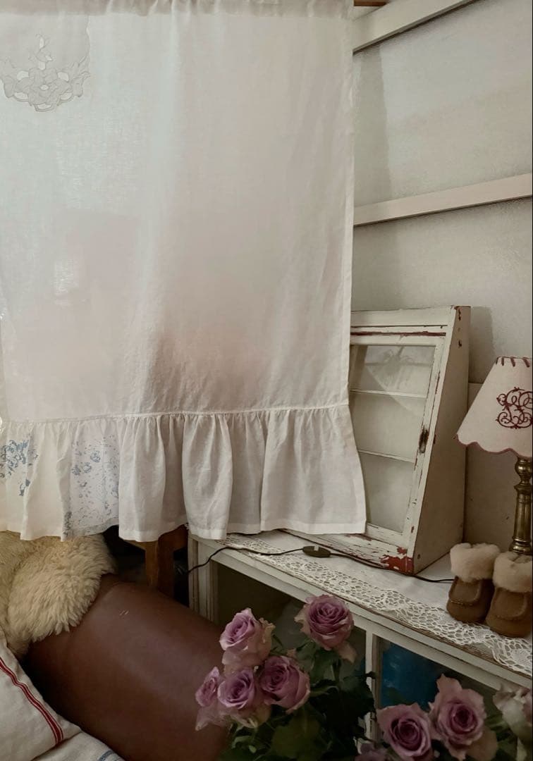 ホワイトリネンとキャベッジ&ローゼズの爽やかフリフリカーテン